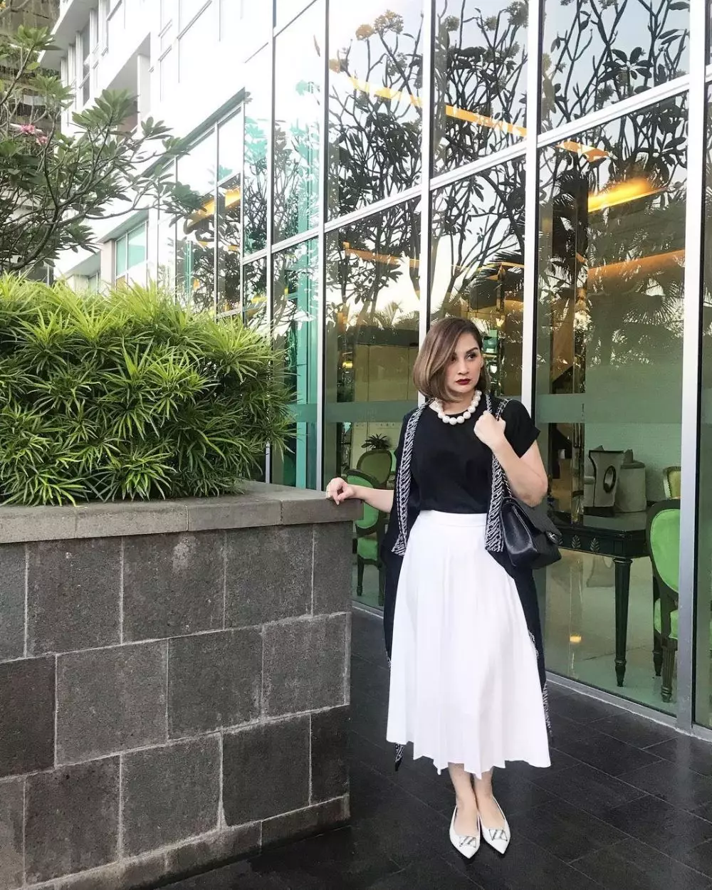 Potret Mona Ratuliu bermakeup tebal Instagram  © 2021 brilio.net Potret Mona Ratuliu bermakeup tebal Instagram  © 2021 brilio.net