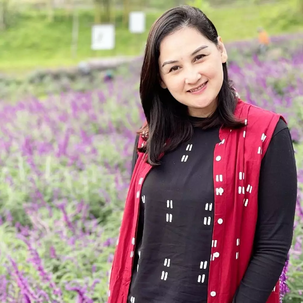 Biasa natural, 10 potret Mona Ratuliu bermakeup tebal ini memesona