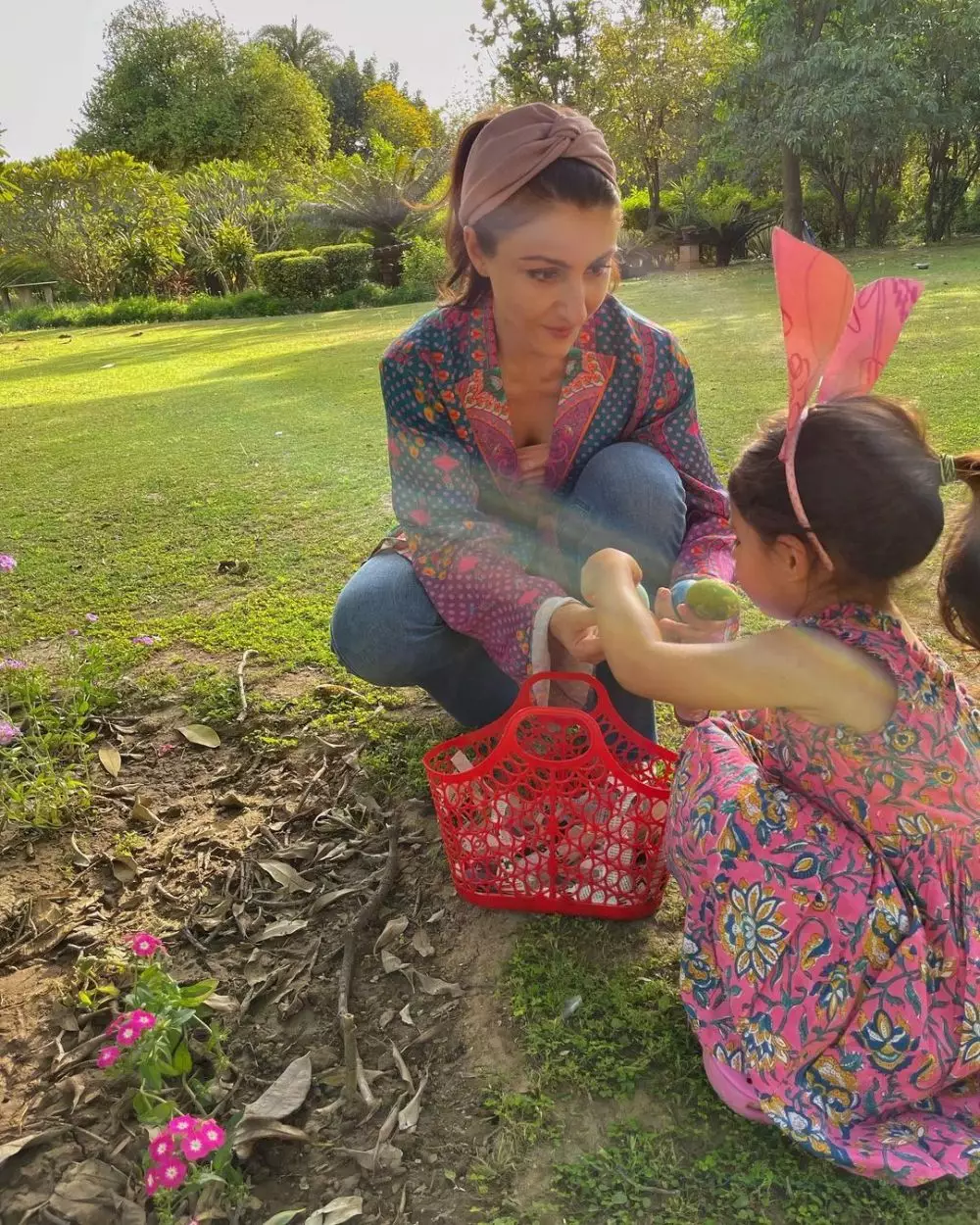 Beda gaya Kareena Kapoor dan Soha Ali Khan Instagram © 2021 brilio.net