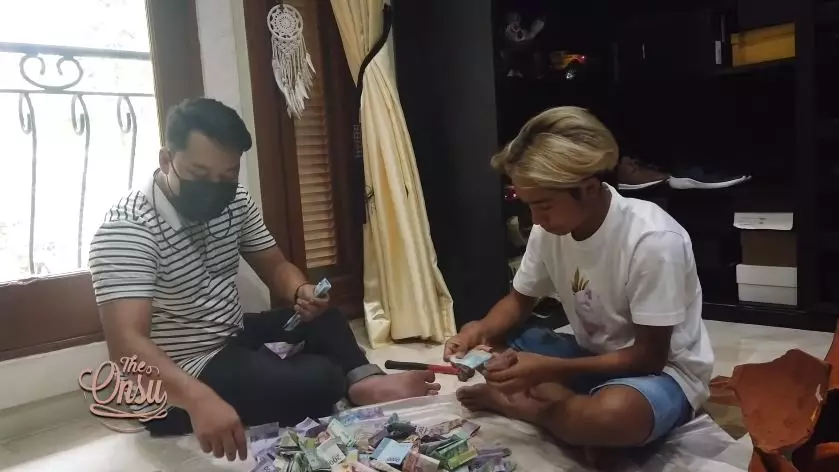 Onyo pecahin celengan © YouTube