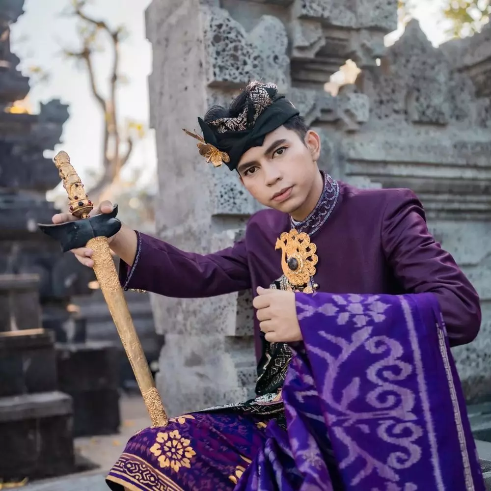 Potret Dimas Ahmad kenakan baju adat Bali Instagram © 2021 brilio.net