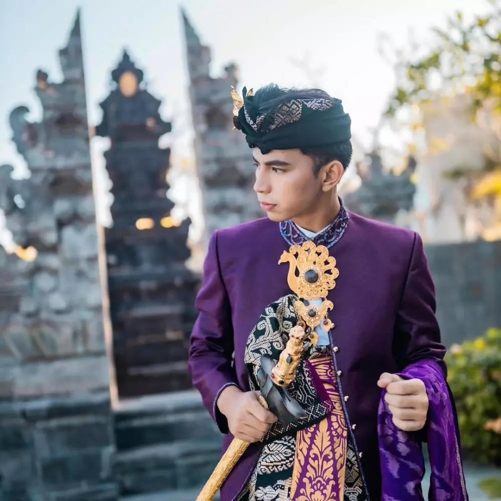 Potret Dimas Ahmad kenakan baju adat Bali Instagram © 2021 brilio.net