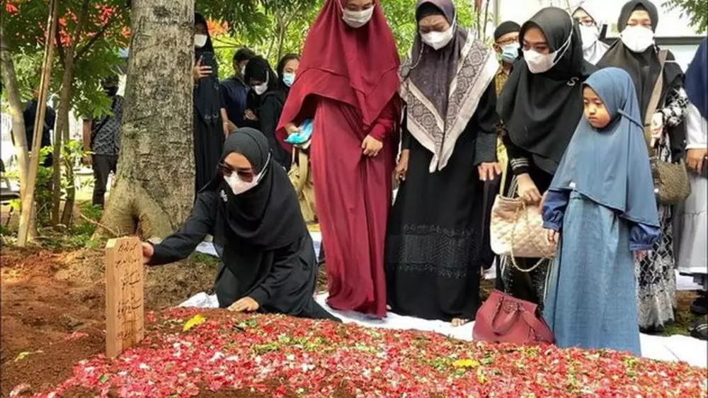 potret ricis di makam sang ayah Berbagai sumber potret ricis di makam sang ayah Berbagai sumber