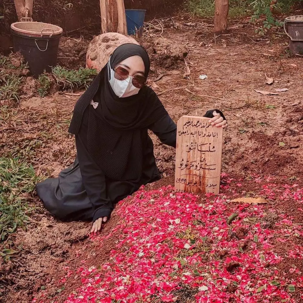 potret ricis di makam sang ayah Berbagai sumber potret ricis di makam sang ayah Berbagai sumber