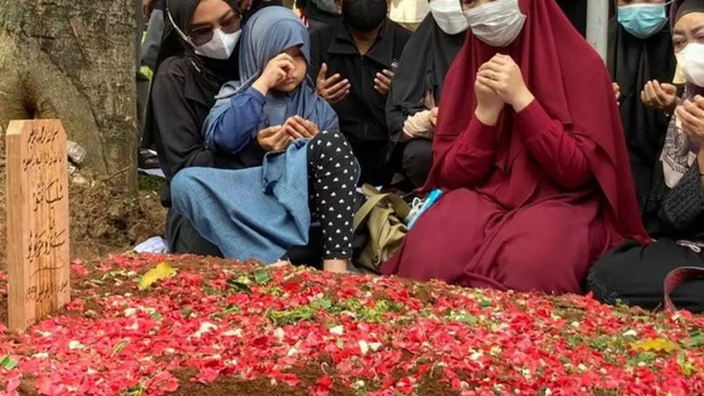 potret ricis di makam sang ayah Berbagai sumber potret ricis di makam sang ayah Berbagai sumber