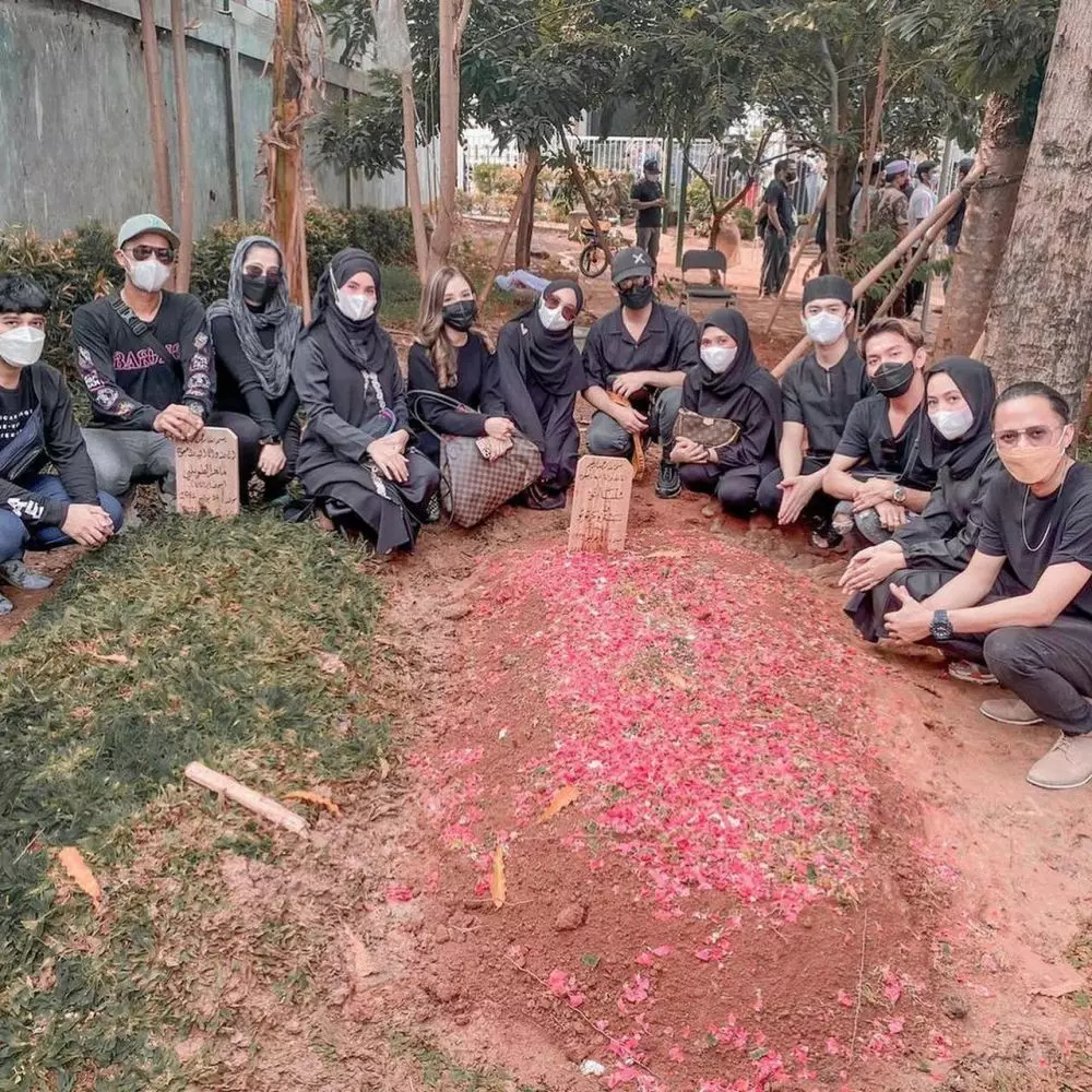potret ricis di makam sang ayah Berbagai sumber potret ricis di makam sang ayah Berbagai sumber
