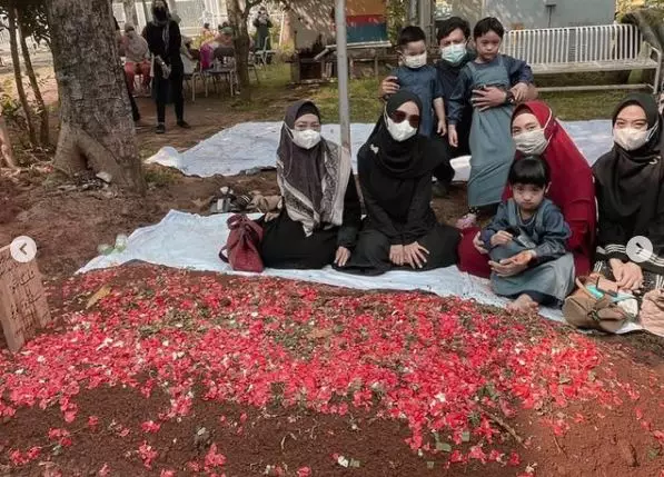 potret ricis di makam sang ayah Berbagai sumber potret ricis di makam sang ayah Berbagai sumber