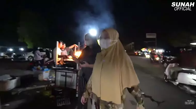 Nathalie jajan kaki lima © YouTube Nathalie jajan kaki lima © YouTube