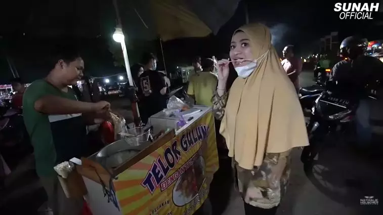 Nathalie jajan kaki lima © YouTube Nathalie jajan kaki lima © YouTube