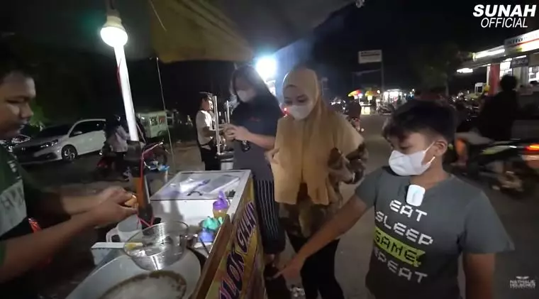 Nathalie jajan kaki lima © YouTube Nathalie jajan kaki lima © YouTube