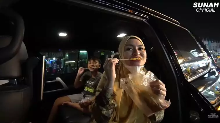 Nathalie jajan kaki lima © YouTube Nathalie jajan kaki lima © YouTube