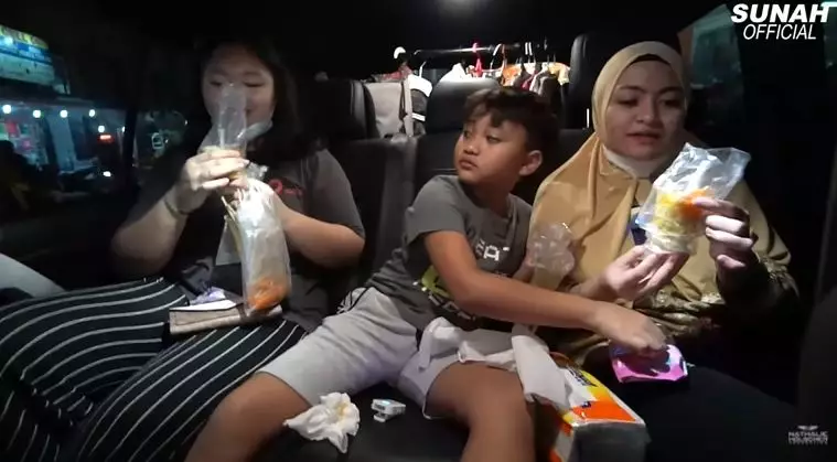 Nathalie jajan kaki lima © YouTube Nathalie jajan kaki lima © YouTube