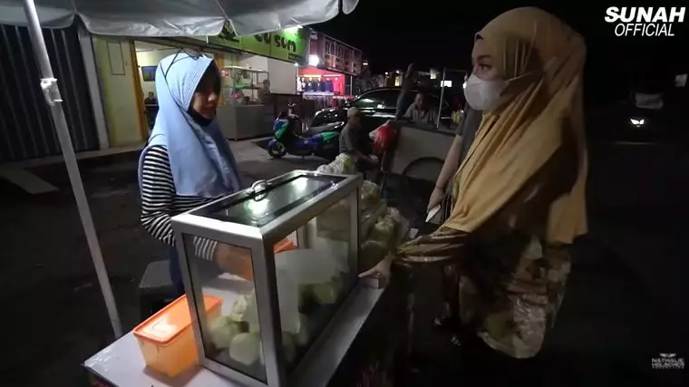 Nathalie jajan kaki lima © YouTube Nathalie jajan kaki lima © YouTube