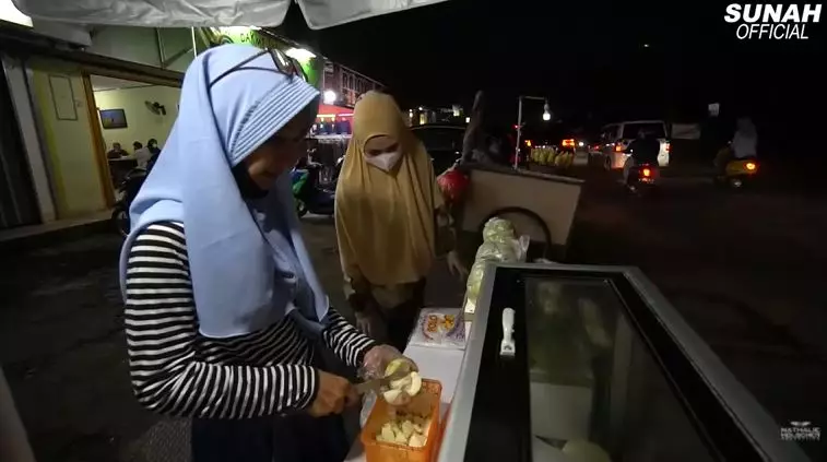 Nathalie jajan kaki lima © YouTube Nathalie jajan kaki lima © YouTube