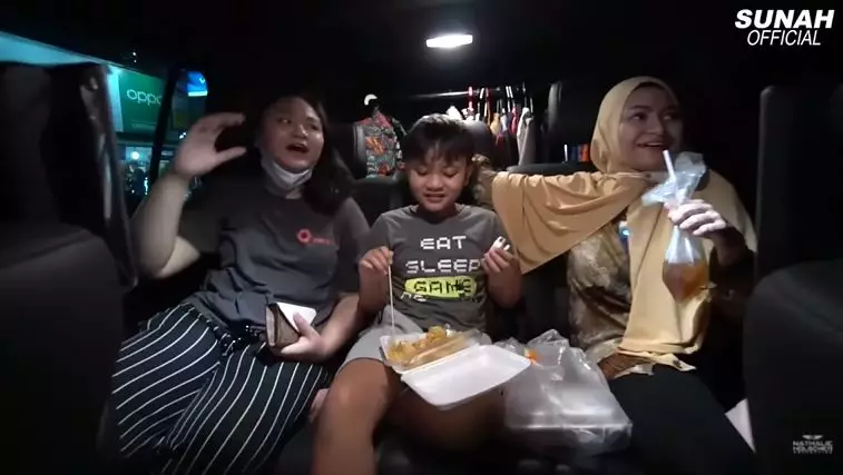 Nathalie jajan kaki lima © YouTube Nathalie jajan kaki lima © YouTube