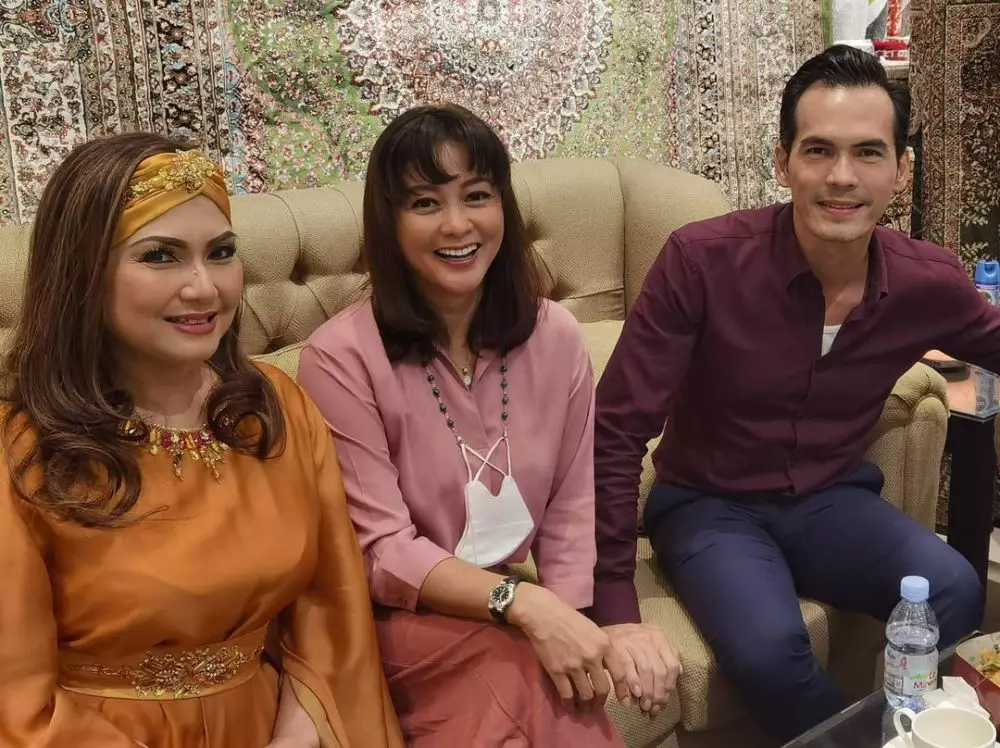 potret kebersamaan Moudy Wilhelmina & Nia Daniaty dari berbagai sumber