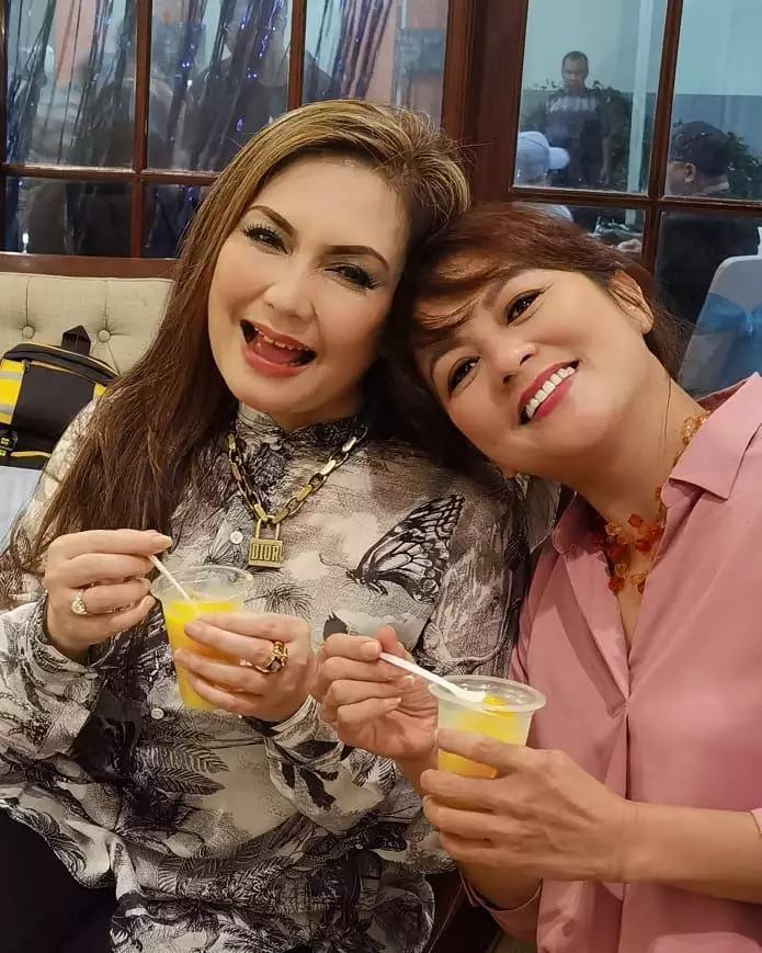 potret kebersamaan Moudy Wilhelmina & Nia Daniaty dari berbagai sumber