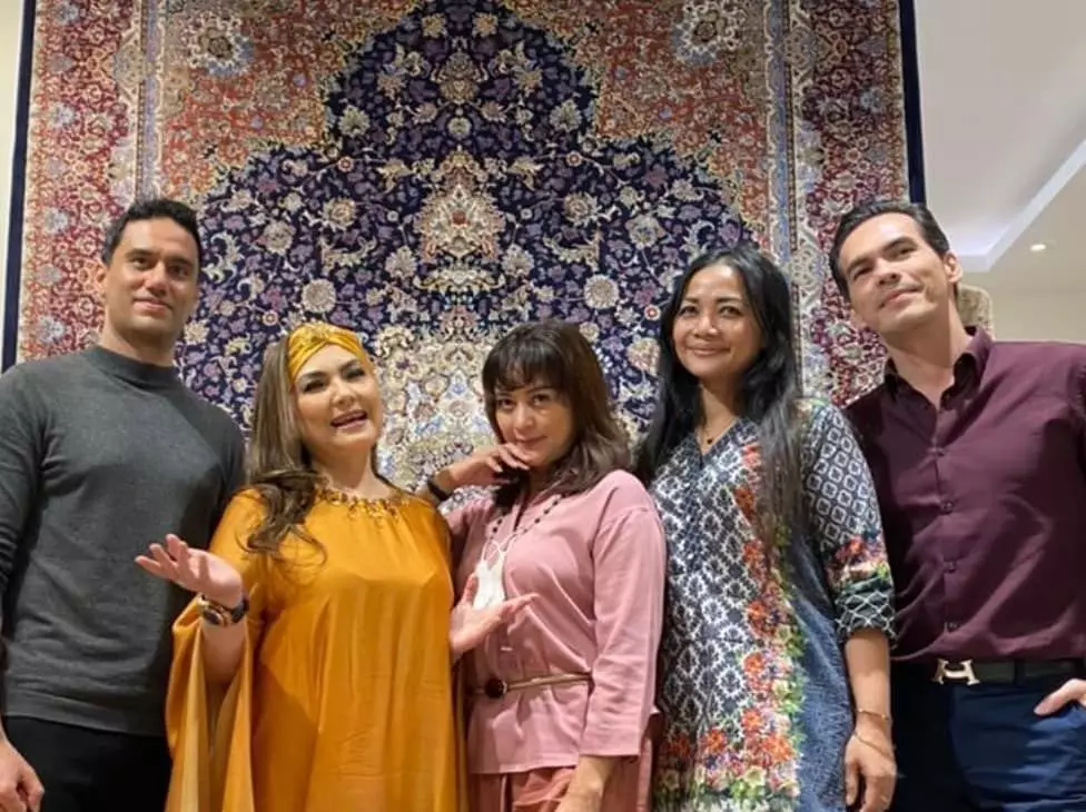 potret kebersamaan Moudy Wilhelmina & Nia Daniaty dari berbagai sumber