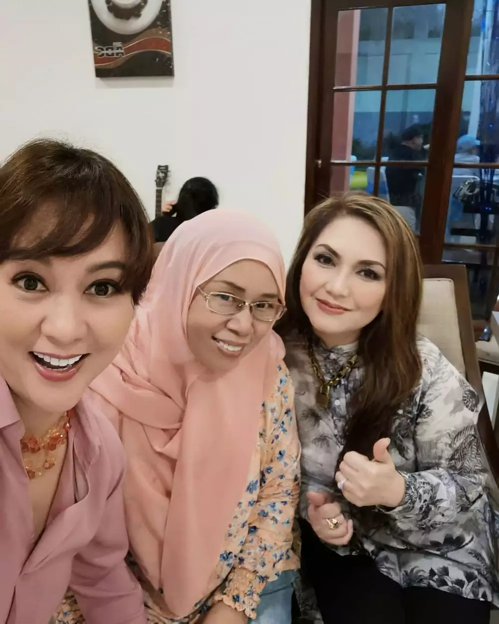 potret kebersamaan Moudy Wilhelmina & Nia Daniaty dari berbagai sumber