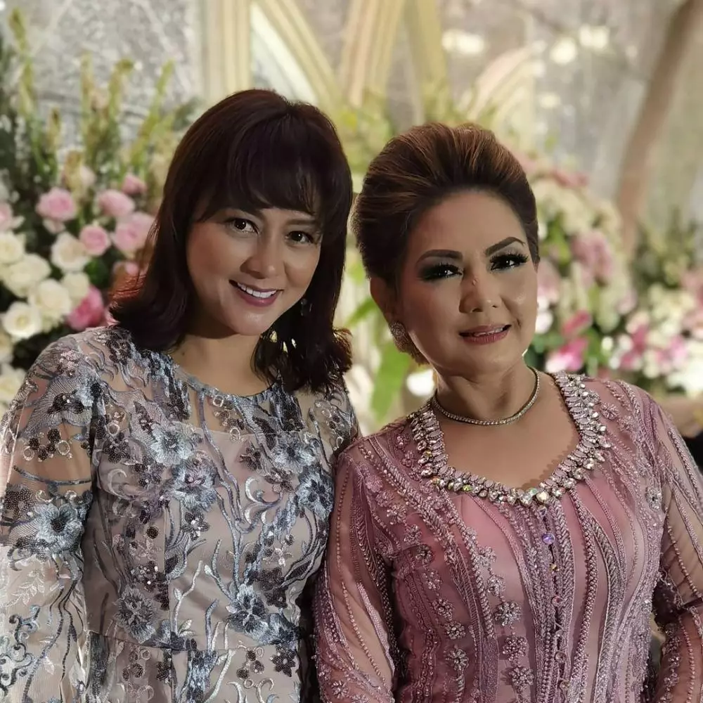 potret kebersamaan Moudy Wilhelmina & Nia Daniaty dari berbagai sumber