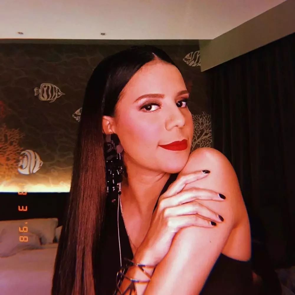 Potret gaya rambut panjang Nowela Elisabeth Instagram/@mikhelia