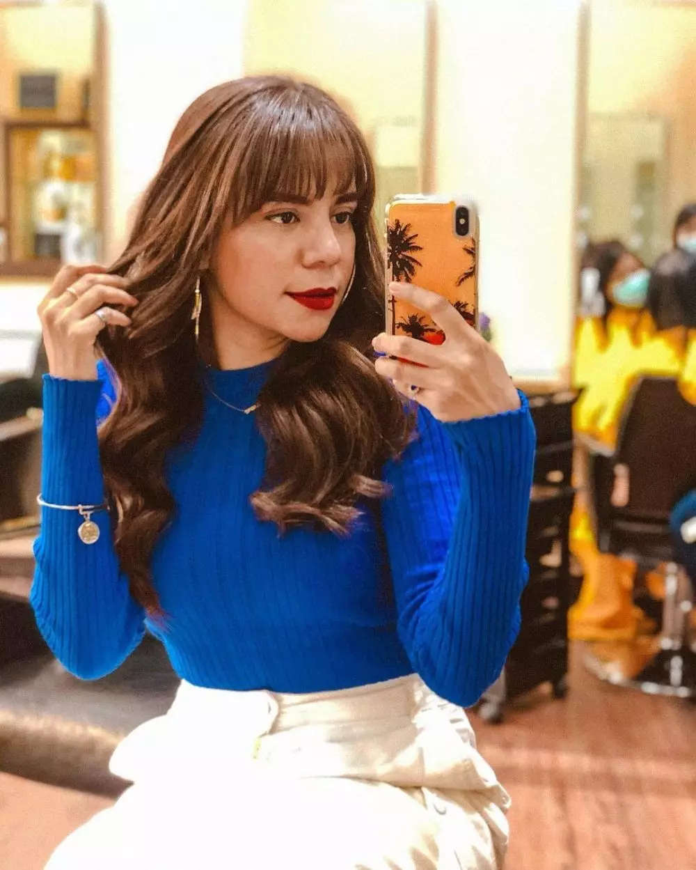 Potret gaya rambut panjang Nowela Elisabeth Instagram/@mikhelia