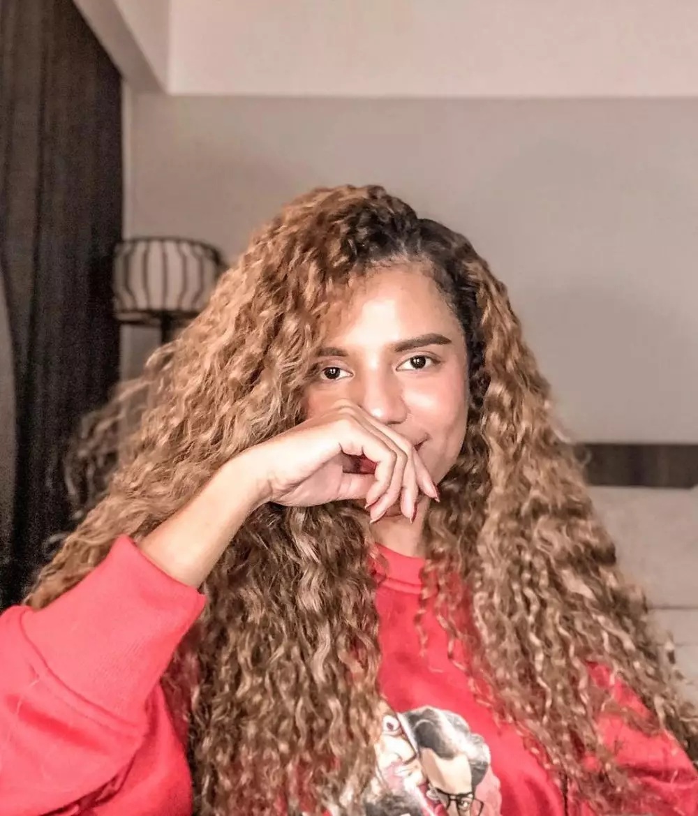 Potret gaya rambut panjang Nowela Elisabeth Instagram/@mikhelia