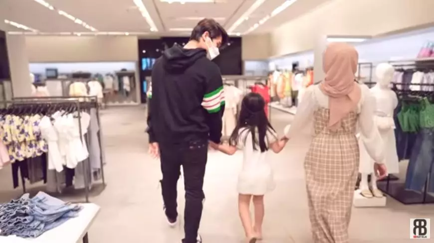 Lesty Kejora traktir baju model cilik © 2021 brilio.net Lesty Kejora traktir baju model cilik © 2021 brilio.net