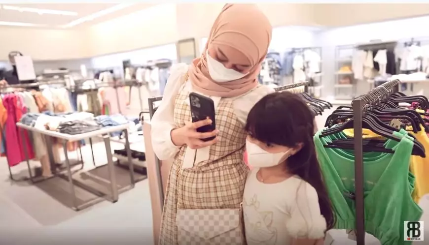 Lesty Kejora traktir baju model cilik © 2021 brilio.net Lesty Kejora traktir baju model cilik © 2021 brilio.net