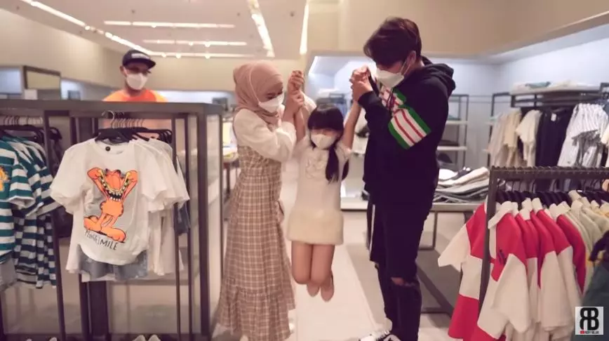 Lesty Kejora traktir baju model cilik © 2021 brilio.net Lesty Kejora traktir baju model cilik © 2021 brilio.net