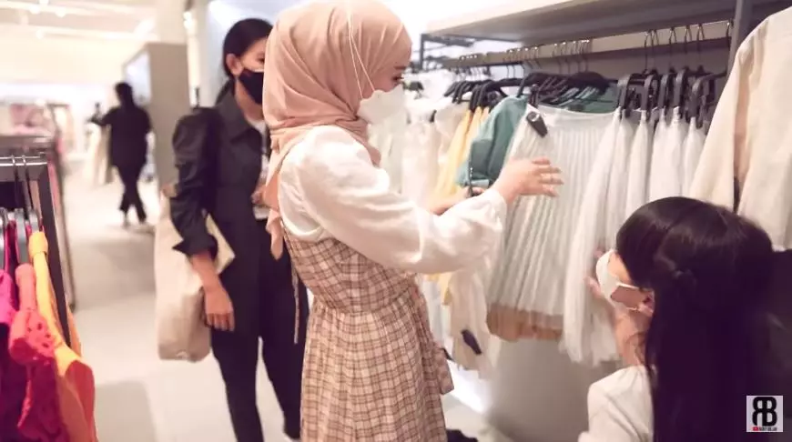 Lesty Kejora traktir baju model cilik © 2021 brilio.net Lesty Kejora traktir baju model cilik © 2021 brilio.net