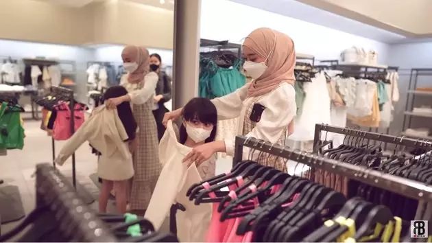 Lesty Kejora traktir baju model cilik © 2021 brilio.net Lesty Kejora traktir baju model cilik © 2021 brilio.net