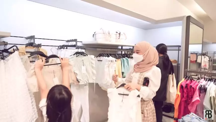 Lesty Kejora traktir baju model cilik © 2021 brilio.net Lesty Kejora traktir baju model cilik © 2021 brilio.net