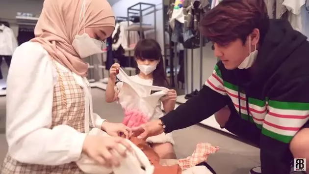 Lesty Kejora traktir baju model cilik © 2021 brilio.net Lesty Kejora traktir baju model cilik © 2021 brilio.net