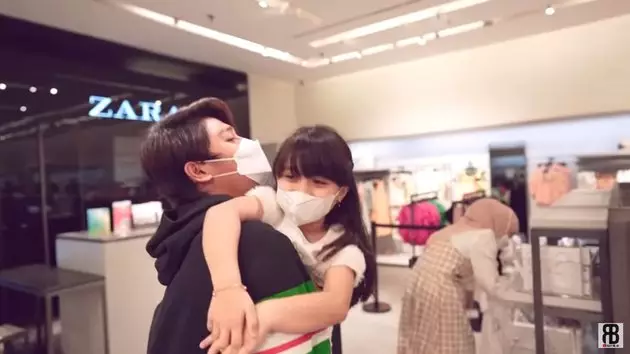 Lesty Kejora traktir baju model cilik © 2021 brilio.net Lesty Kejora traktir baju model cilik © 2021 brilio.net