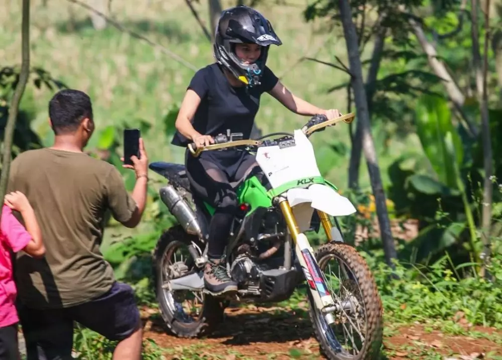 Momen seru Ririn Ekawati dan Ibnu Jamil di Cianjur © 2021 brilio.net Momen seru Ririn Ekawati dan Ibnu Jamil di Cianjur © 2021 brilio.net