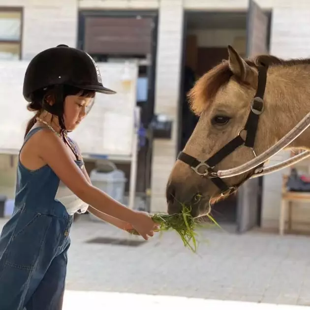 Potret Gempi berkuda bareng Gisella Instagram/@gisel_la Potret Gempi berkuda bareng Gisella Instagram/@gisel_la