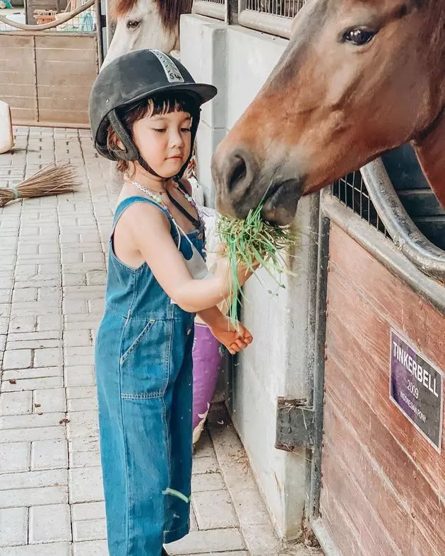 Potret Gempi berkuda bareng Gisella Instagram/@gisel_la Potret Gempi berkuda bareng Gisella Instagram/@gisel_la