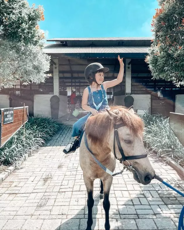 Potret Gempi berkuda bareng Gisella Instagram/@gisel_la Potret Gempi berkuda bareng Gisella Instagram/@gisel_la