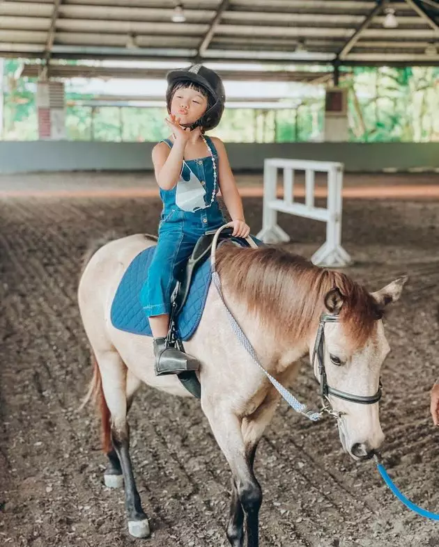Potret Gempi berkuda bareng Gisella Instagram/@gisel_la Potret Gempi berkuda bareng Gisella Instagram/@gisel_la