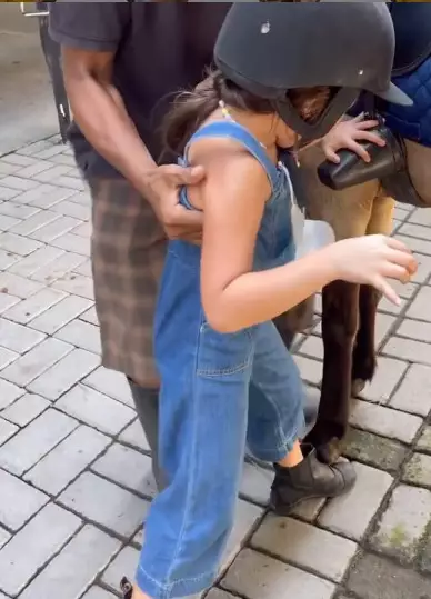 Potret Gempi berkuda bareng Gisella Instagram/@gisel_la Potret Gempi berkuda bareng Gisella Instagram/@gisel_la