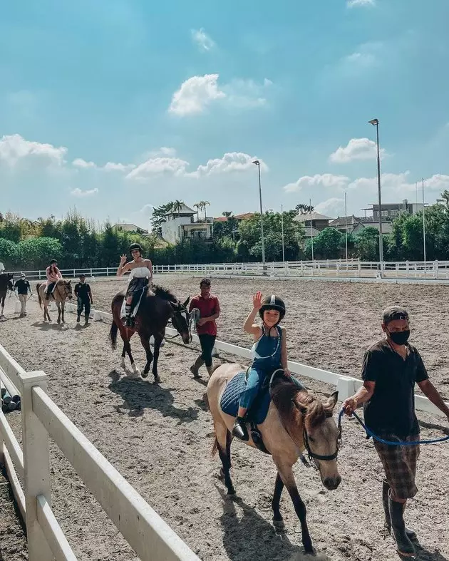 Potret Gempi berkuda bareng Gisella Instagram/@gisel_la Potret Gempi berkuda bareng Gisella Instagram/@gisel_la