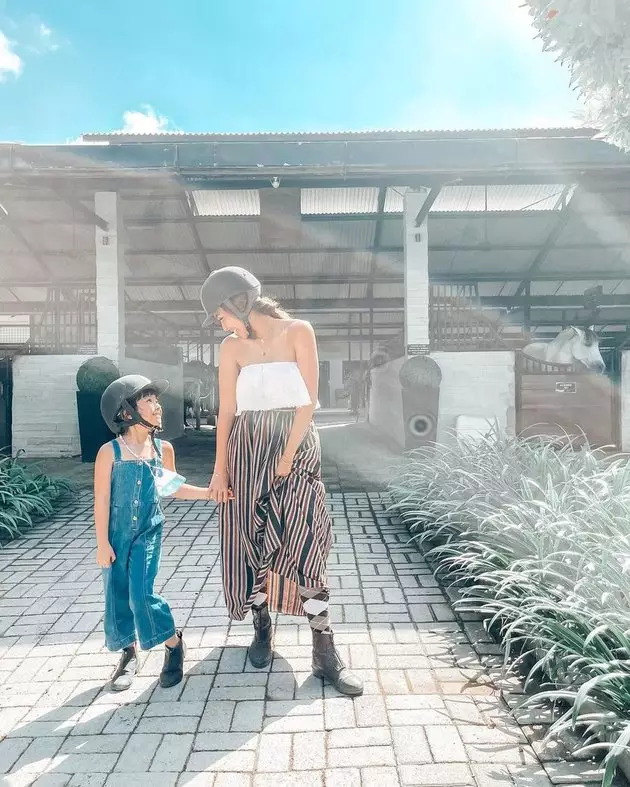 Potret Gempi berkuda bareng Gisella Instagram/@gisel_la Potret Gempi berkuda bareng Gisella Instagram/@gisel_la