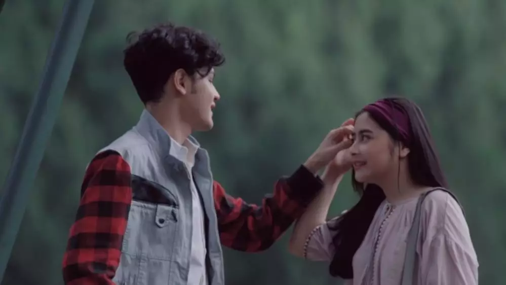 momen mesra prilly dan pasangan web series © Berbagai Sumber 