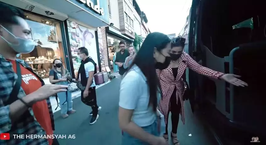 momen ashanty beri kejutan untuk asisten © YouTube