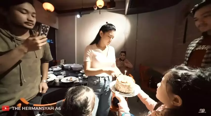 momen ashanty beri kejutan untuk asisten © YouTube