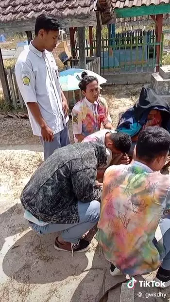 viral rayakan kelulusan di makam sahabat Berbagai sumber