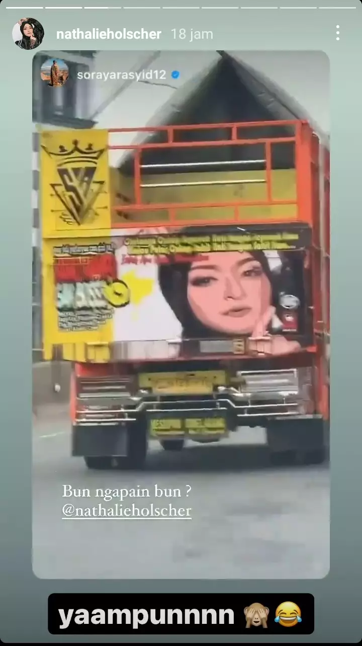 Nathalie Holscer di bak truk © 2021 brilio.net Nathalie Holscer di bak truk © 2021 brilio.net