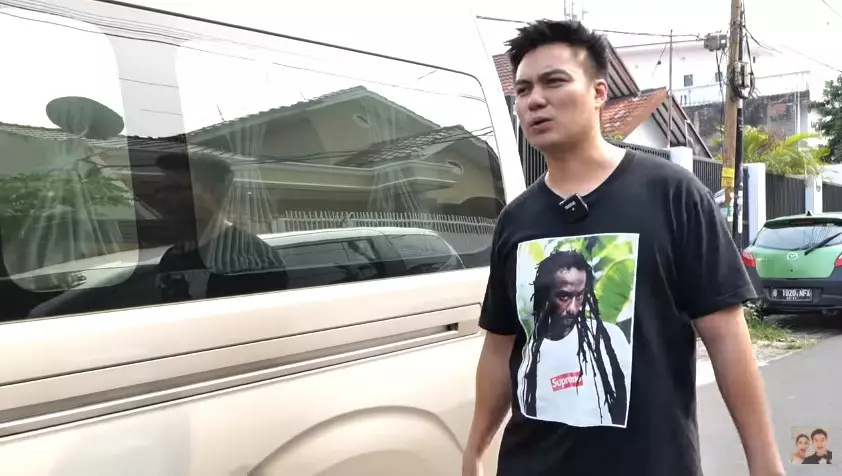 Momen Baim Wong bagi-bagi duit di jalan Youtube/Baim Paula Momen Baim Wong bagi-bagi duit di jalan Youtube/Baim Paula