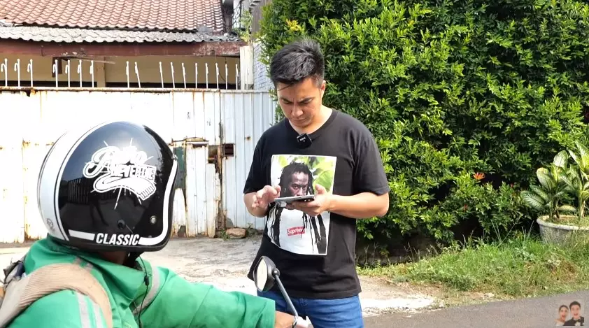 Momen Baim Wong bagi-bagi duit di jalan Youtube/Baim Paula Momen Baim Wong bagi-bagi duit di jalan Youtube/Baim Paula